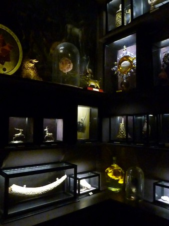 Cabinet de la licorne. Ce sont souvent des défenses de narval qui font office de corne de licorne.